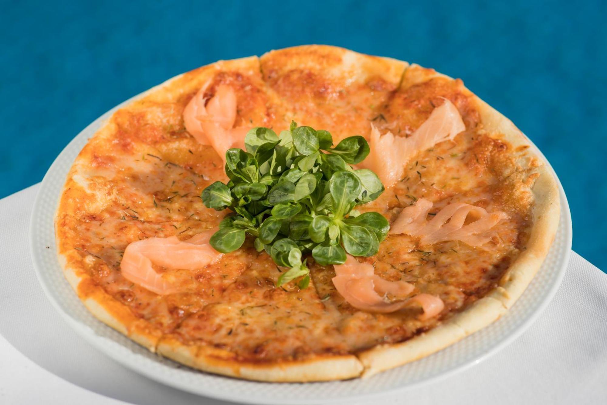 Grand Mogador Agdal & Spa Marrakesh Eksteriør billede A salmon pizza