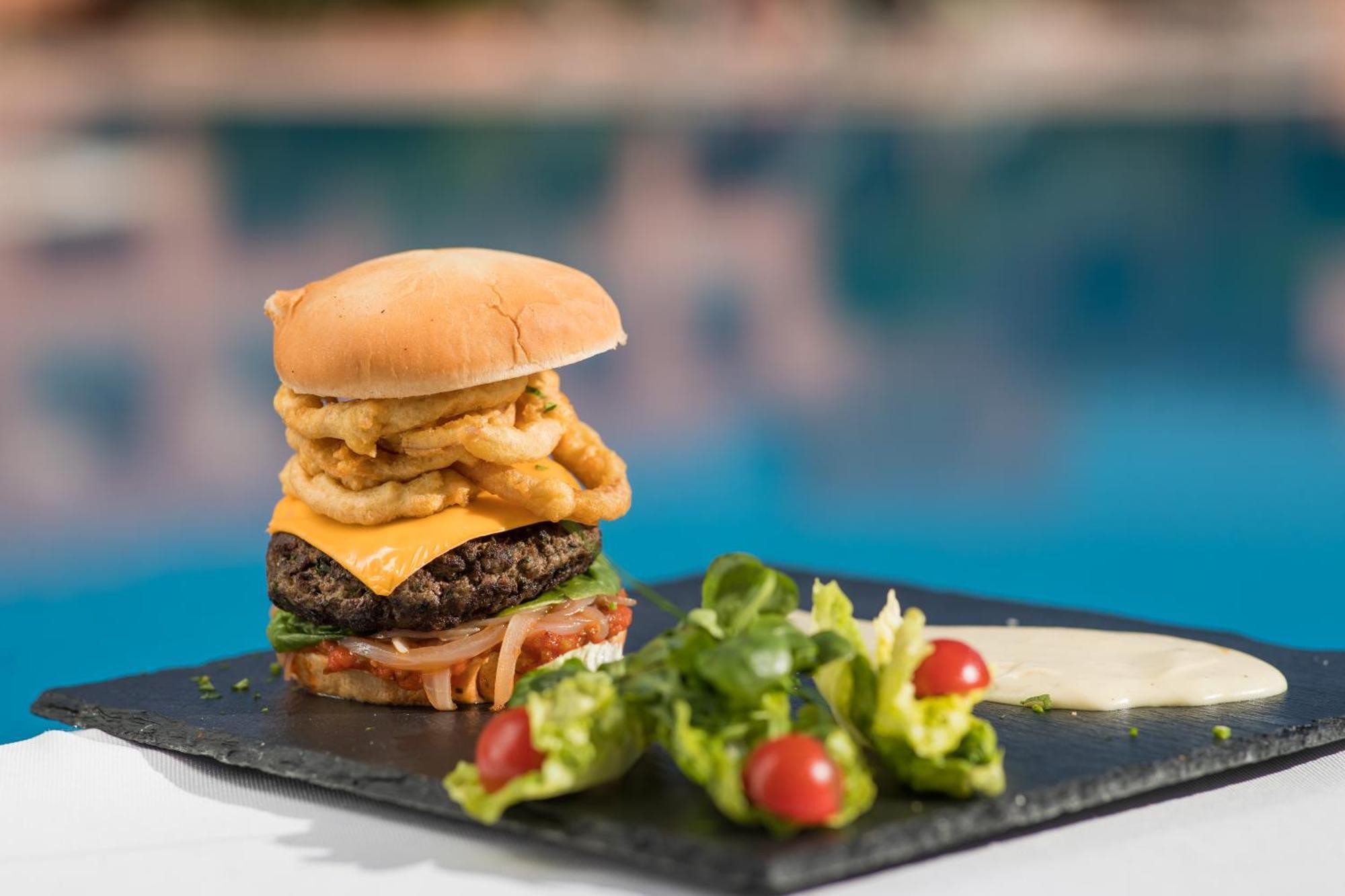 Grand Mogador Agdal & Spa Marrakesh Eksteriør billede A burger with onion rings