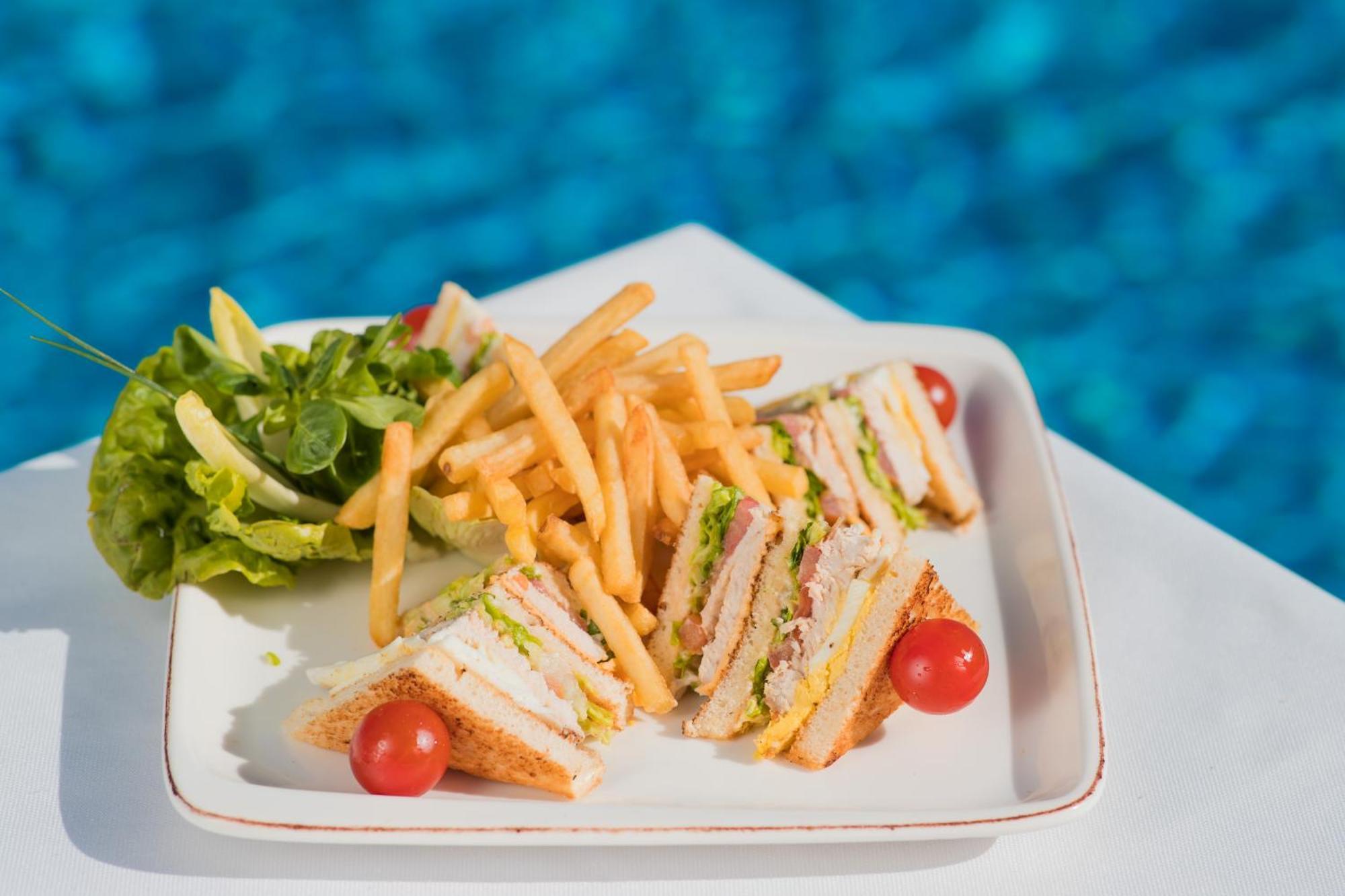 Grand Mogador Agdal & Spa Marrakesh Eksteriør billede A club sandwich with chips and salad